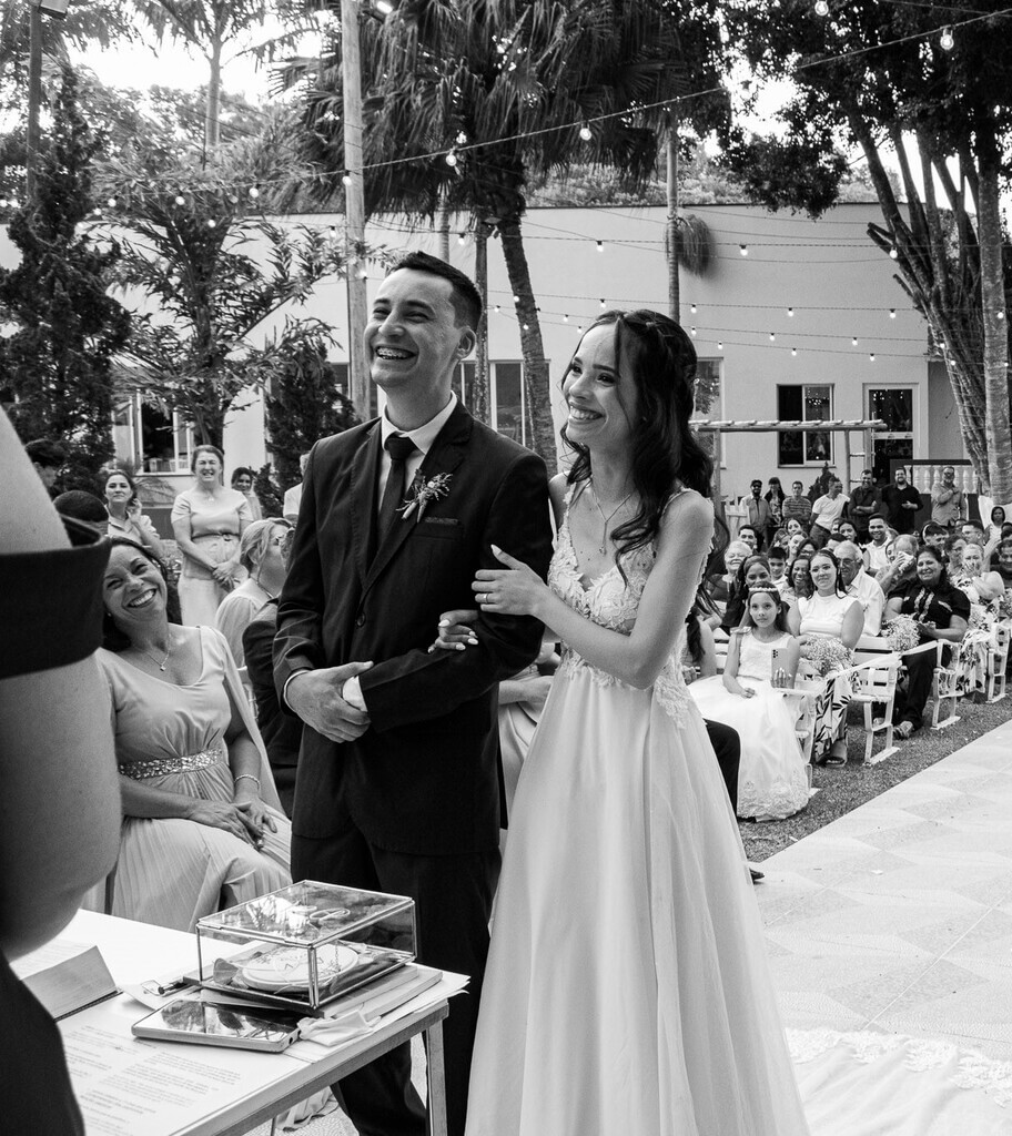 Casamento de um homem e sua noiva felizes no altar