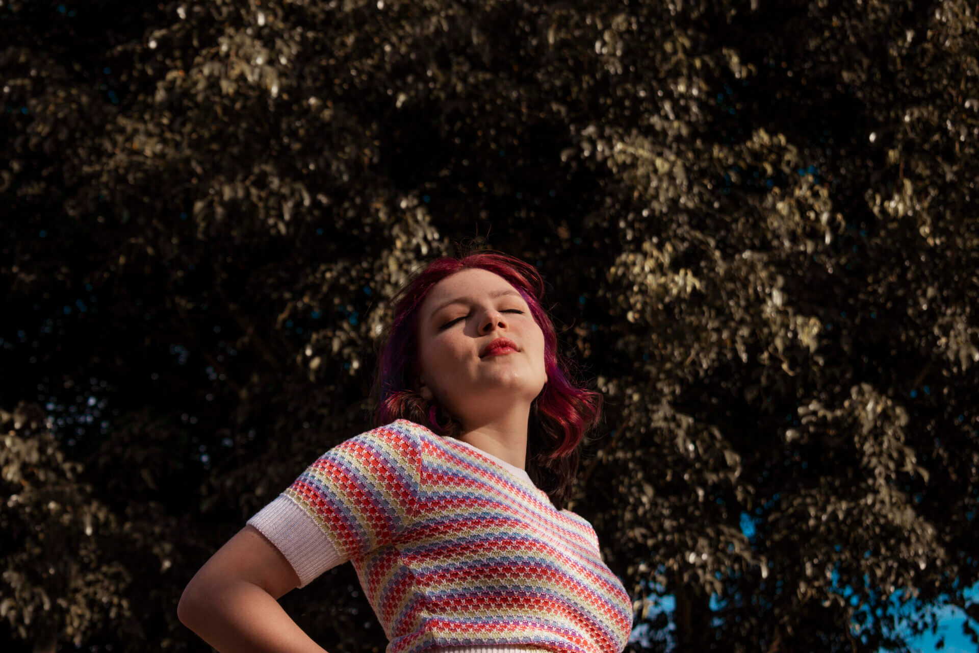 jovem mulher posando para ensaio fotográfico feminino